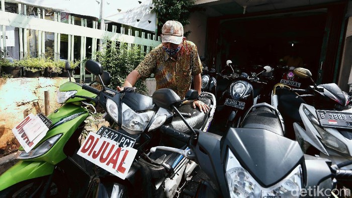Pandemi Covid-19 mempengaruhi banyak sektor di bidang otomotif. Salah satunya yakni bursa jual beli sepeda motor bekas yang mengalami anjlok penjualan sehingga menurunnya omset.