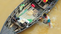 Para penyelam meyakini di bagian dasar Sungai Batanghari yang pernah menjadi jalur perdagangan dunia dan tempat ditemukannya pecahan keramik asal Asia Tenggara, tembikar asal Persia, dan perhiasan emas peninggalan masa kerajaan Melayu kuno tersebut masih bisa ditemukan benda-benda berharga.