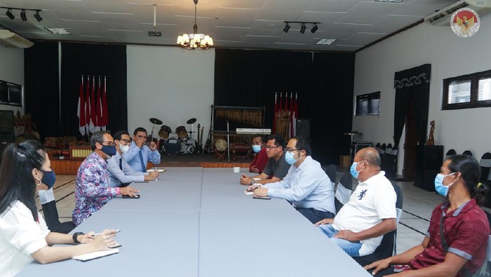 Perwakilan KBRI Kolombo saat melakukan mediasi terkait penganiayaan WNI ABK Kapal Taiwan. (Foto: dok KBRI Kolombo)
