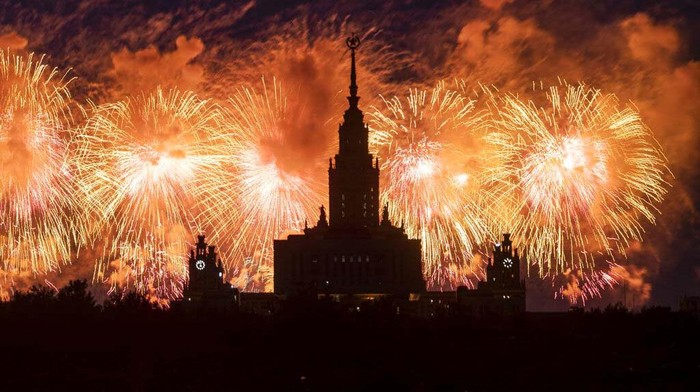 Pesta Kembang Api Meriahkan Victory Day di Rusia Fireworks explode over Novodevichy Convent to mark the 75th anniversary of the Nazi defeat in WWII, in Moscow, Russia, Wednesday, June 24, 2020. The Victory Day parade normally is held on May 9, the nation's most important secular holiday, but this year it was postponed due to the coronavirus pandemic. (AP Photo/Pavel Golovkin)