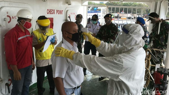 Petugas cek suhu tubuh ABK