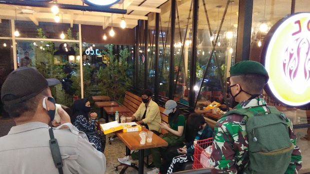 Polisi patroli cegah Corona di Makassar Sulsel, Kamis (24/6/2020)