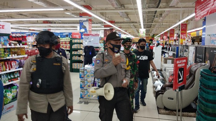 Polisi patroli cegah Corona di Makassar Sulsel, Kamis (24/6/2020)