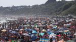 Potret Warga Inggris Menyemut di Pantai Bournemouth