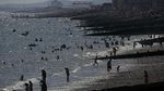 Potret Warga Inggris Menyemut di Pantai Bournemouth