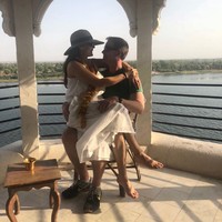 Preity Zinta termasuk orang yang bertahan menjalani karantina dalam waktu berbulan-bulan karena virus Corona. Aktris India 45 tahun itu menjalani karantina selama 104 hari bersama sang suami Gene Goodenough.  Foto: Instagram