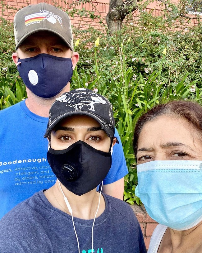 Bintang film Veer Zaara itu juga melakukan olahraga bersama. Inilah momen saat mereka olahraga yang juga ditemani oleh sang ibu.  Foto: Instagram