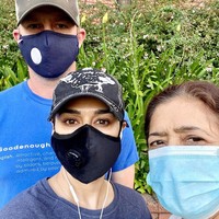 Bintang film Veer Zaara itu juga melakukan olahraga bersama. Inilah momen saat mereka olahraga yang juga ditemani oleh sang ibu.  Foto: Instagram