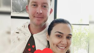 Foto: Kemesraan Preity Zinta dengan Suami yang Karantina Bersama 104 Hari