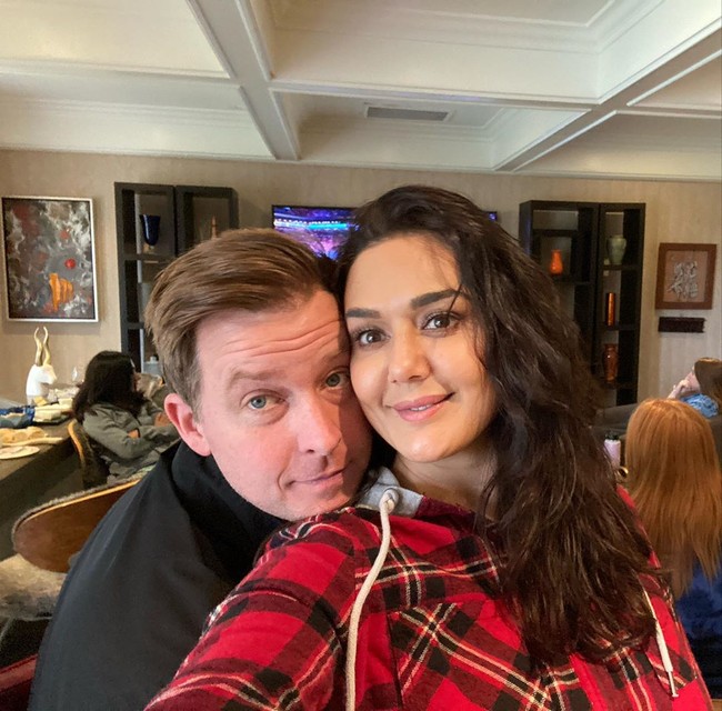 Dalam masa karantinanya, keduanya justru semakin mesra. Preity dan suami bulenya itu kerap menjalani aktivitas bersama di rumah.  Foto: Instagram