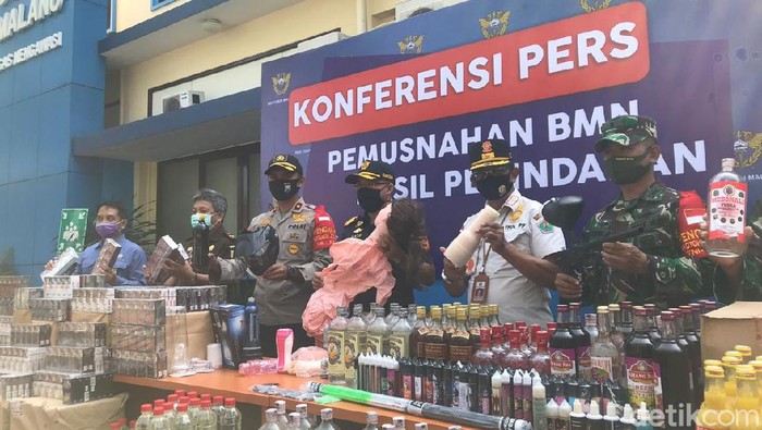 Puluhan Sex Toys Dimusnahkan Bea Cukai Malang