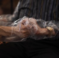 Perwakilan Ballesol Puig i Fabra enggan membeberkan berapa banyak penghuni rumah jompo mereka yang sakit atau meninggal karena COVID-19. Menurut laporan media lokal, korban paling banyak di Spanyol berasal dari rumah-rumah jompo. Hingga saat ini, total kematian akibat COVID-19 di Spanyol menyentuh angka 28.300 jiwa. (Foto: AP/Emilio Morenatti)