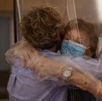 Giliran Beatriz Segura yang memeluk ibunya, Isabel López. Berusia 96 tahun, Isabel berada di kelompok usia yang paling rentan terinfeksi virus Corona. (Foto: AP/Emilio Morenatti)