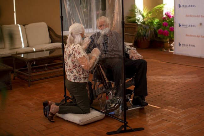 Kesempatan ini turut dimanfaatkan Dolores Reyes (61) untuk bertemu ayahnya, José Reyes (87).  (Foto: AP/Emilio Morenatti)