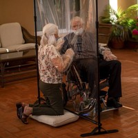 Kesempatan ini turut dimanfaatkan Dolores Reyes (61) untuk bertemu ayahnya, José Reyes (87).  (Foto: AP/Emilio Morenatti)