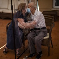 Agustina Cañamero lantas tak mau menyia-nyiakan kesempatan tersebut. Sudah lama sekali ia ingin bertemu suaminya, Pascual Pérez, yang menghuni panti jompo tersebut. Seperti dikabarkan Associated Press, mereka terpisah 102 hari lamanya. (Foto: AP/Emilio Morenatti)