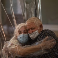 Doleres dan Jose juga tak bisa menyembunyikan keharuan mereka. Betapa tidak, karena pertemuan ini adalah yang pertama bagi ayah-anak tersebut dalam empat bulan terakhir. (Foto: AP/Emilio Morenatti)