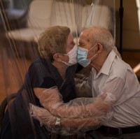 Momen Agustina Cañamero saat memeluk erat suaminya yang sudah berusia 84 tahun itu. Tangis haru mereka pun tak dapat terbendungi. Sudah 59 tahun menikah, belum pernah mereka hidup terpisah selama ini. (Foto: AP/Emilio Morenatti)