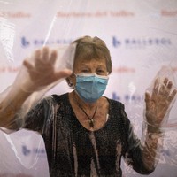 Beatriz terakhir kali bertemu ibunya pada 15 Maret. Ia mengaku sudah tak sabar untuk mengajak sang ibu ke restoran favorit mereka. Sementara itu, pergi ke salon menjadi hal pertama yang dilakukan Isabel selepas karantina. (Foto: AP/Emilio Morenatti)