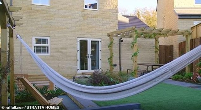 Rumah modern dan minimalis ini memiliki 4 kamar tidur. 3 kamar tidur di lantai 1 dan 1 kamar utama di lantai 2. Kamar utama tersebut memiliki jendela yang terletak di bagian atapnya, lemari cermin, serta kamar mandi mewah yang memiliki sekat kaca besar legkap dengan shower, wastafel, dan lantai dari Porcelanosa. Foto: dok. raffall.com