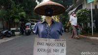 Warga juga diwajibkan memakai masker.