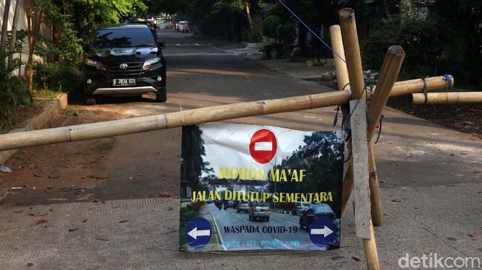 RW 06 Pondok Kopi Masih Lockdown Sejumlah RW di Jakarta timur masih menerapkan lockdown guna menekan penyebaran COVID-19. Salah satunya adalah RW 06 Kelurahan Pondok Kopi.