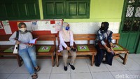 Para wali murid juga harus menjaga jarak saat duduk mengantre pembagian rapor.