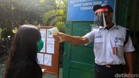 Para wali murid juga dicek suhu tubuhnya.