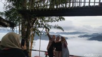 Tak ada bosannya menikmati pemandangan di sini. Ada awan atau tidak tetap enak dipandang, adem, indah, kata Putri, salah seorang wisatawan. (Dadang Hermansyah/detikcom)
