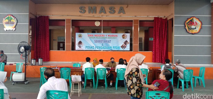 Sekretariat pengaduan PPDB Jateng di SMA N 1 Kudus, Kamis (25/6/2020).