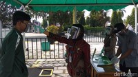 Para pengunjung yang datang setelah memarkirkan mobil maupun sepeda motor, kemudian memasuki di kawasan Taman Wisata Candi Borobudur.  Para pengunjung datang sudah memakai masker, terus terlebih dahulu diukur suhu tubuhnya dengan thermal gun.