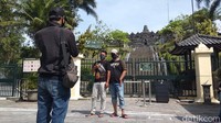 Namun sebelum sampai di area membeli tiket masuk, pengunjung diberi tahu. Jika pada hari pertama uji coba operasional pembukaan ini, pengunjung belum bisa naik ke Candi Borobudur. Hal ini karena Candi Borobudur masih dilakukan pembersihan abu vulkanik dari erupsi Gunung Merapi.