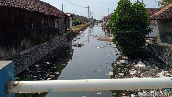 Sungai menjijikkan penuh sampah di Desa Tambak Lekok, Kecamatan Lekok, Kabupaten Pasuruan akhirnya dikeruk. Sungai tersebut merupakan tempat pembuangan sampah warga sekitar.
