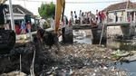 Sungai Menjijikkan Penuh Sampah di Pasuruan Dikeruk