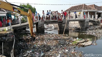 Sungai Menjijikkan Penuh Sampah di Pasuruan Dikeruk