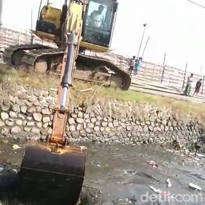 Sungai menjijikkan penuh sampah di Kabupaten Pasuruan akhirnya dikeruk. Sungai tersebut merupakan tempat pembuangan sampah warga sekitar.