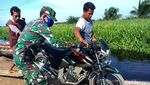 Tak Kunjung Diperbaiki, Jalan Rusak di Riau Ditanami Sawit