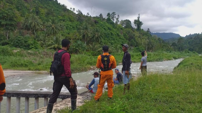 Tim SAR mencari petani yang hilang diduga hanyut di sungai saat hendak berkebung di Parigi Moutong Sulteng