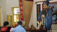 Sembahyang dilakukan di Gedung Perkumpulan Khong Kauw Nwee Makin Solo, Surakarta.