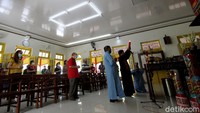 Umat Khong Hucu berdoa merayakan hari Kehidupan atau Pek Cun di Gedung Perkumpulan Khong Kauw Nwee Makin Solo, Surakarta.