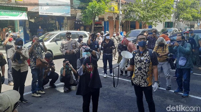 Wali Kota Surabaya Tri Rismaharini melakukan sidak di Pasar Genteng bersama Menteri PMK, Muhadjir Effendy. Para pedagang menyambut baik keduanya.