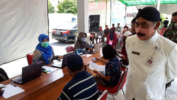 Wali Kota Solo, FX Hadi Rudyatmo saat meninjau Bantuan Sosial Tunai (BST) di Kelurahan Mojo, Solo, Kamis (25/6/2020).