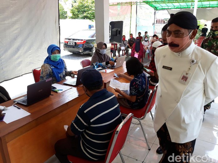 Wali Kota Solo, FX Hadi Rudyatmo saat meninjau Bantuan Sosial Tunai (BST) di Kelurahan Mojo, Solo, Kamis (25/6/2020).