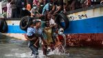 Evakuasi Paksa 94 Pengungsi Rohingya ke Daratan