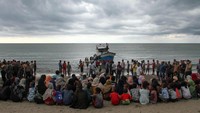Meski tanpa seizin pihak terkait, warga mengevakuasi para pengungsi Rohingya karena mereka tidak tahan melihat kondisi pengungsi Rohingya yang memprihatikan di dalam kapal sekitar 1 mil dari bibir pantai dalam kondisi yang sangat lemas.
