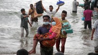 Warga melakukan evakuasi paksa pengungsi etnis Rohingya dari kapal di pesisir pantai Lancok, Kecamatan Syantalira Bayu, Aceh Utara, Aceh, Kamis (25/6/2020).