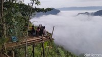 Wisatawan bisa menikmati panorama alam pegunungan yang hijau dan indah. Beberapa pengunjung menyempatkan selfie di sejumlah spot foto yang telah disediakan. (Dadang Hermansyah/detikcom)