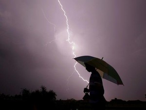 107 Orang Tewas Tersambar Petir di India Selama Musim Hujan