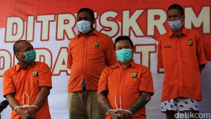 Polisi berhasil menangkap 5 DPO anggota kelompok John Kei kasus penyerangan di Green Lake City, Tangerang. Dalam kasus itu polisi juga menyita senjata api dan senjata tajam.