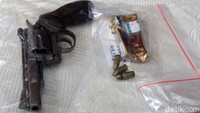 Polisi juga menyita sejumlah peluru.